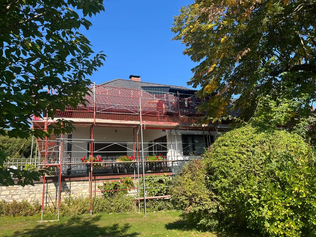 Das eingerüstete Wohnhaus während der Dacharbeiten – Wohnhaus mit Walmdach