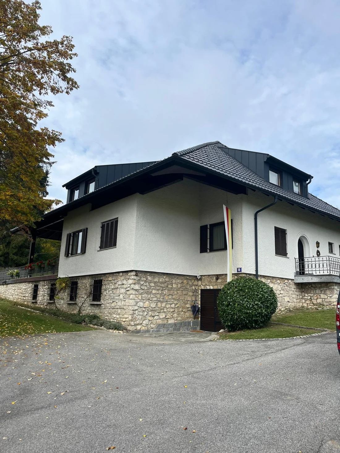 Gebäudeecke mit Walmdach und Gaube – Wohnhaus mit Walmdach