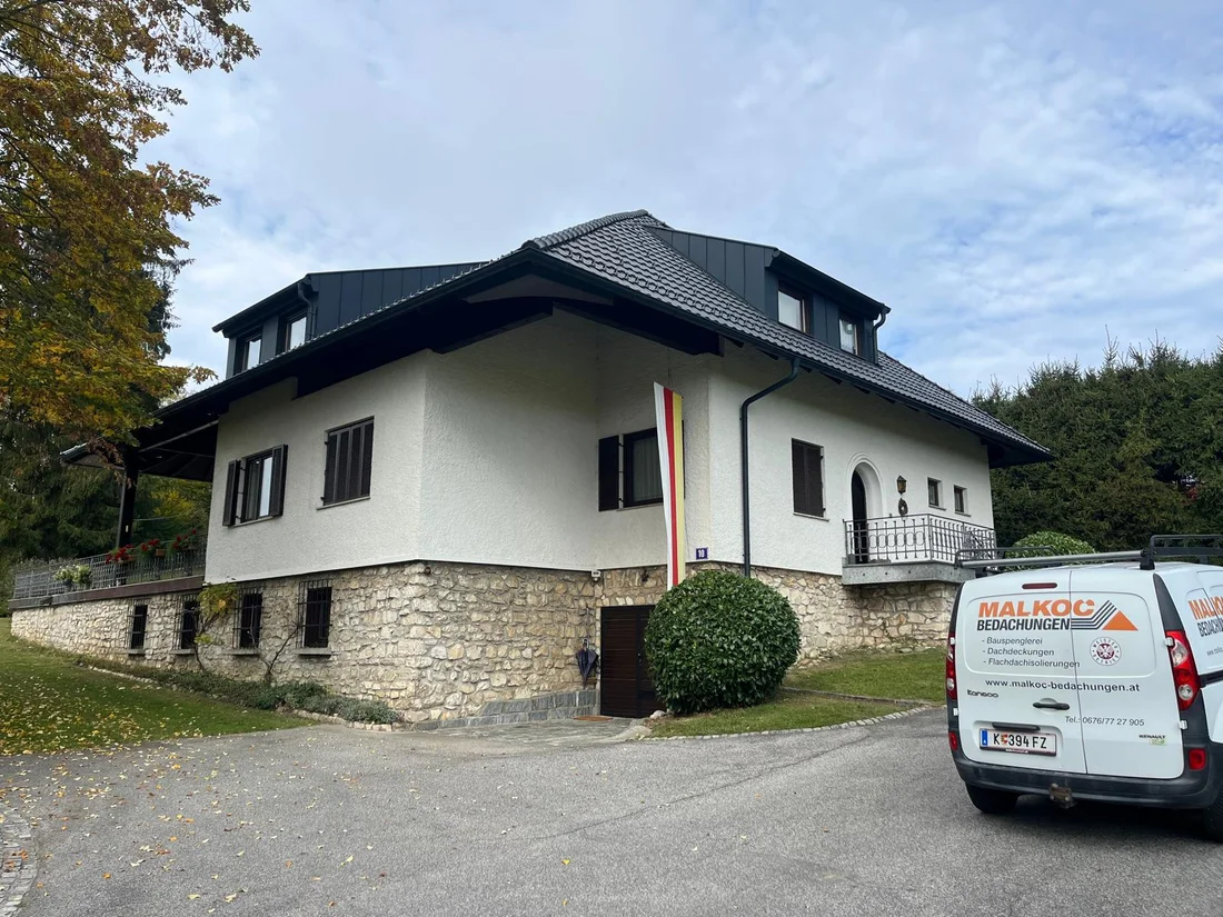 Seitenansicht mit Dachüberständen, Gaube und Entwässerung – Wohnhaus mit Walmdach