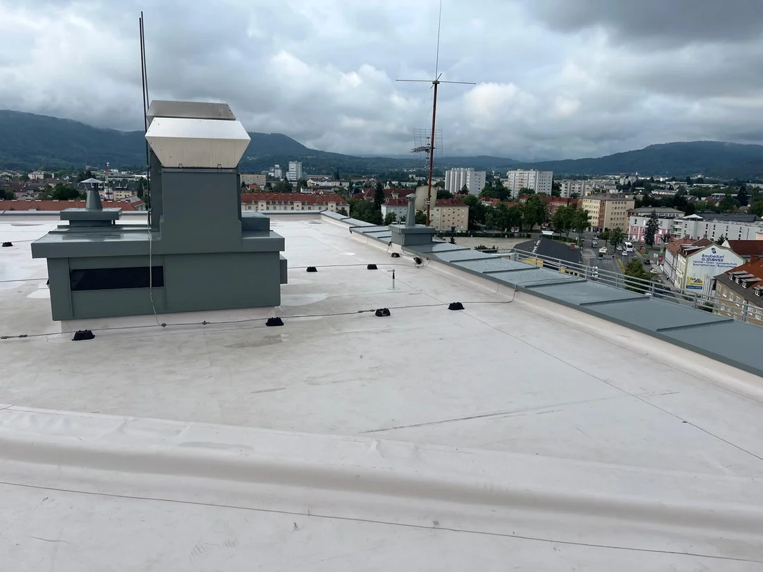 Dachaufbau mit Metallverkleidung und Anschlüssen an die Abdichtung – Flachdach mit Anschlussdetails