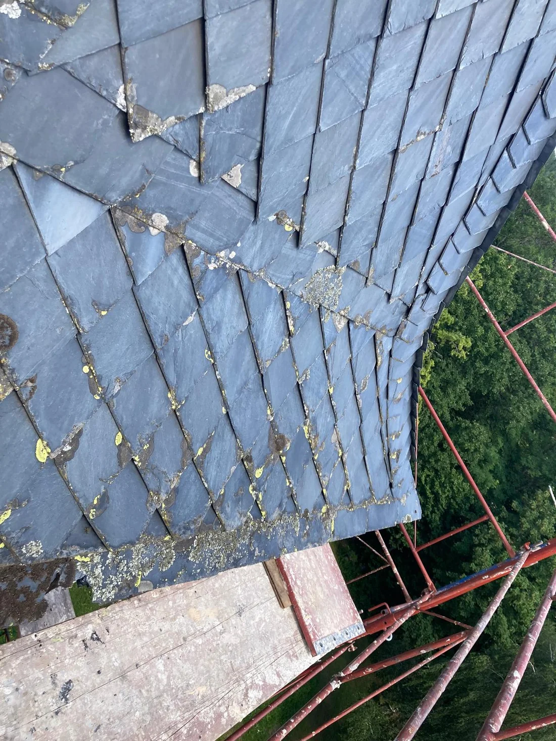 Nahaufnahme der Deckung und Kantenausbildung an der Dachspitze – Schloss Tentschach