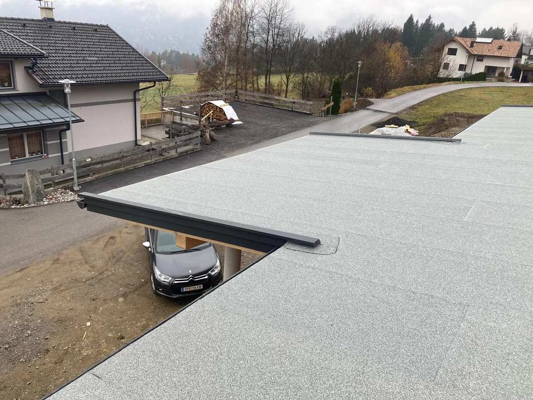 Flachdachfläche und vorspringender Dachbereich – Flachdach am Privathaus
