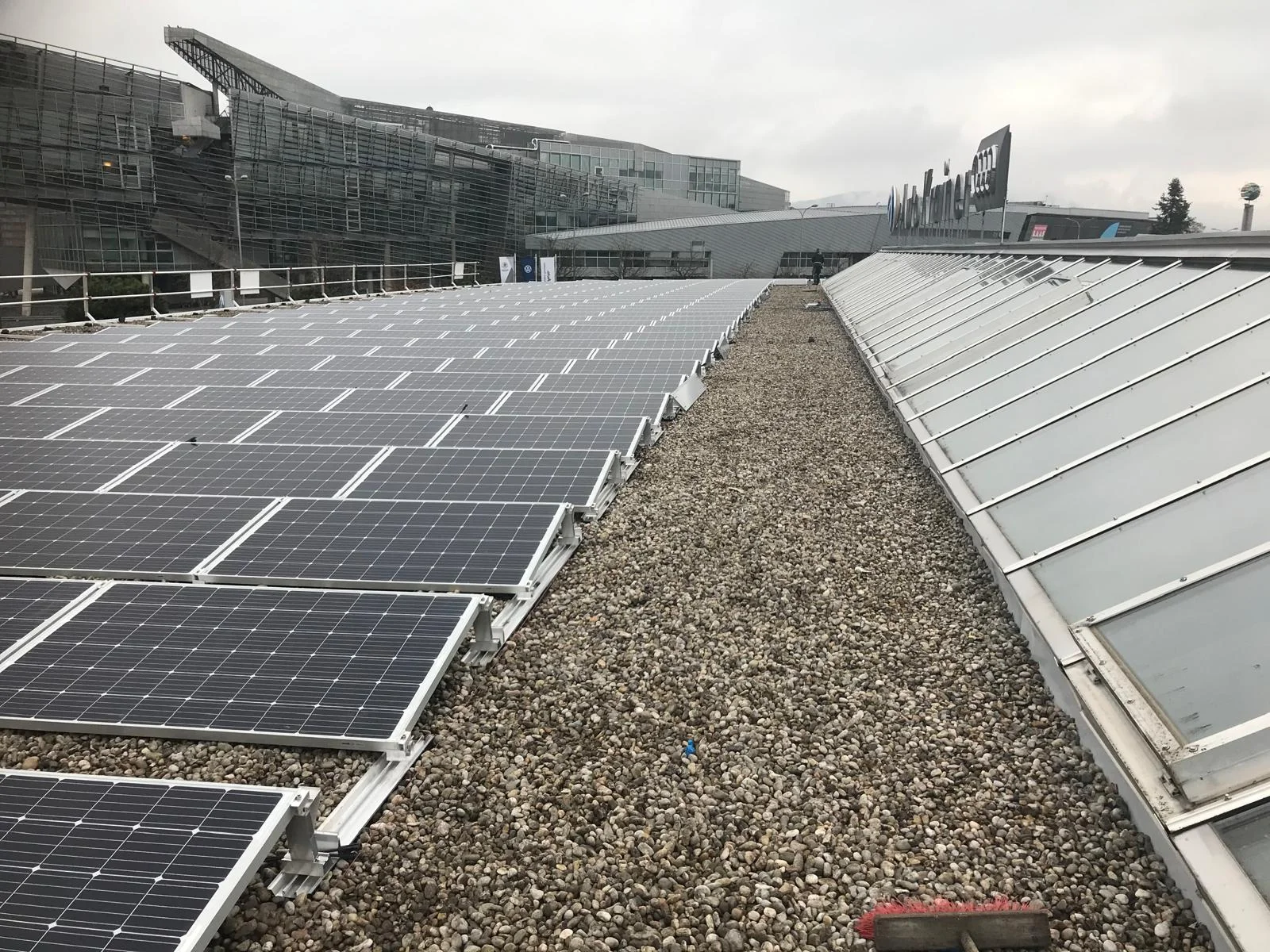 Kiesflachdach eines Gewerbegebäudes mit PV-Modulen und weiteren Dachaufbauten